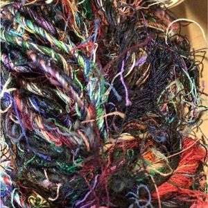YARN SARI SILK 100% recycled silk i prorated by Muench yarns. Hand spun in Nepal